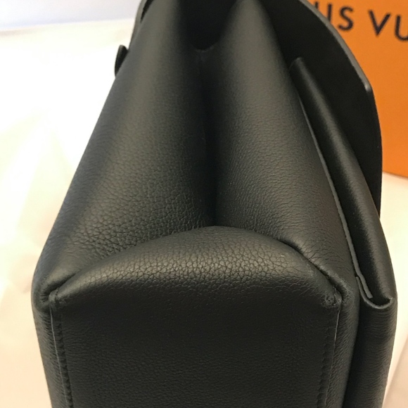Louis Vuitton MYLOCKME Studs Like NEW - Picture 8 of 8